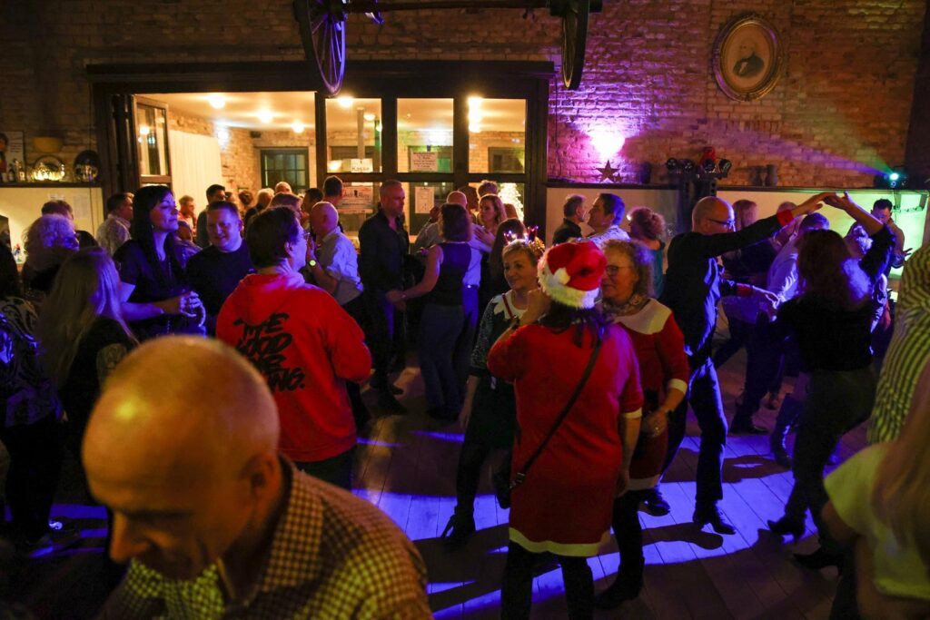 Pixelsaint fotografie cosacks dance party dez 25 1