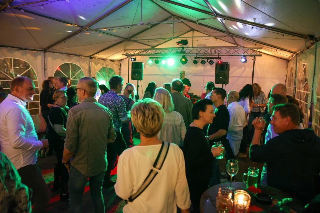 Pixelsaint fotografie cosacks dance party dez 25 1